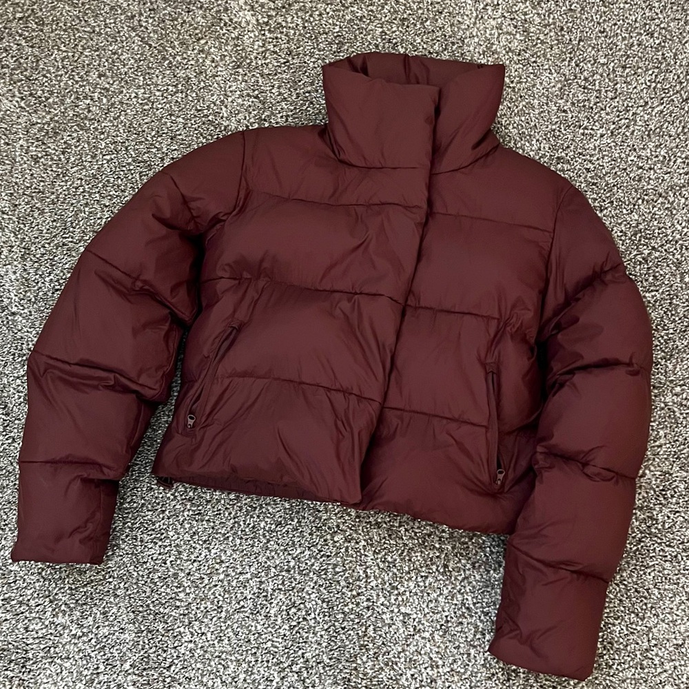 ALO yoga  gold rush puffer size XS cherry cola color $198